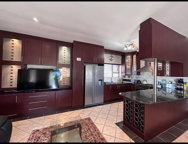 3 BEDROOM TOWNHOUSE FOR SALE IN JEFFREYS BAY CENTRAL